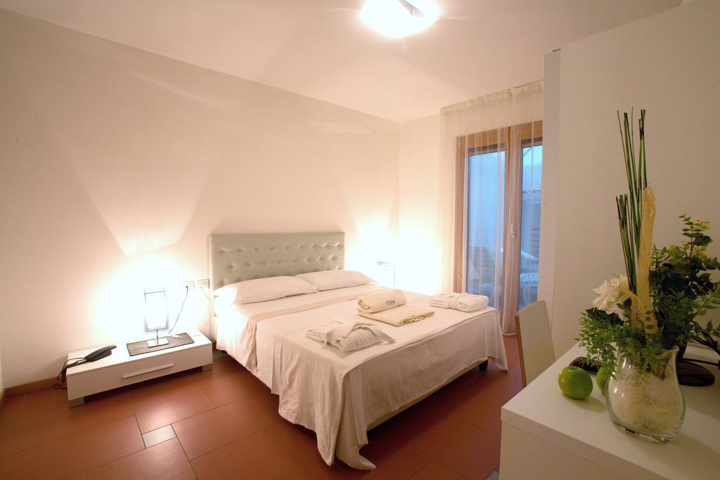 Lacroma Aparthotel Grado Habitación foto